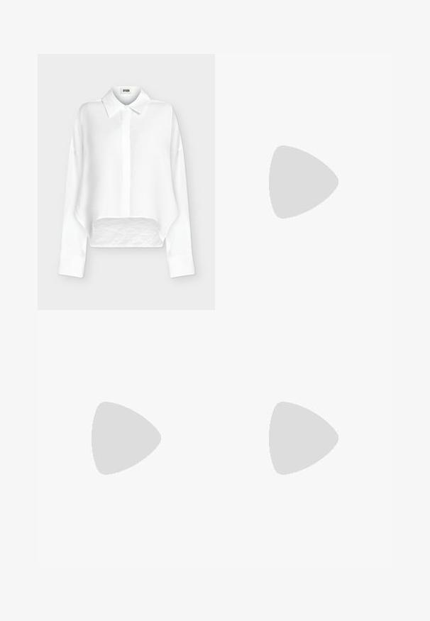 Chemise blanche à manches longues boutonnée, col pointu et ourlet légèrement raccourci et arrondi, présentée sur un fond clair uni.; Pantalon large en cuir synthétique noir avec une texture lisse, doté d'une taille ajustée et de plis avant pour un look structuré.; Chaussure noire à talon haut avec bout pointu et logo doré, posée sur une surface réfléchissante près d'un organiseur de dossiers en fil chromé contenant des documents.; Sac à bandoulière en cuir noir de forme rectangulaire incurvée, avec une chaîne dorée tissée dans la bandoulière noire tressée et une fermeture éclair sur le dessus.