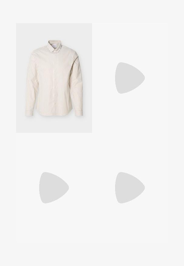 Chemise à manches longues beige et blanche à rayures verticales avec col boutonné, présentée sur un fond blanc uni.; Short en denim bleu foncé avec poches avant, passants de ceinture, fermeture par bouton et coutures contrastantes.; Chaussure oxford en cuir marron avec une texture lisse, bout rond et semelle extérieure en caoutchouc noir avec un motif de semelle. Lacets fixés à l'avant.; Ceinture en daim marron roulée avec une boucle rectangulaire en métal argenté sur un fond clair uni.