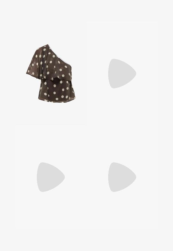 Blouse marron à une épaule avec des pois blancs et des détails de tissu superposé et fluide sur le corsage et la manche.; Jeans gris à jambes larges avec poches avant, passants de ceinture et fermeture par bouton, présentant des détails délavés sur les cuisses et les genoux.; Mule marron foncé à bout ouvert, talon bas incurvé et large bride sur l'avant.; Sac à main en cuir marron foncé avec double poignée, poche avant zippée, boucles décoratives et nœuds latéraux sur fond blanc.