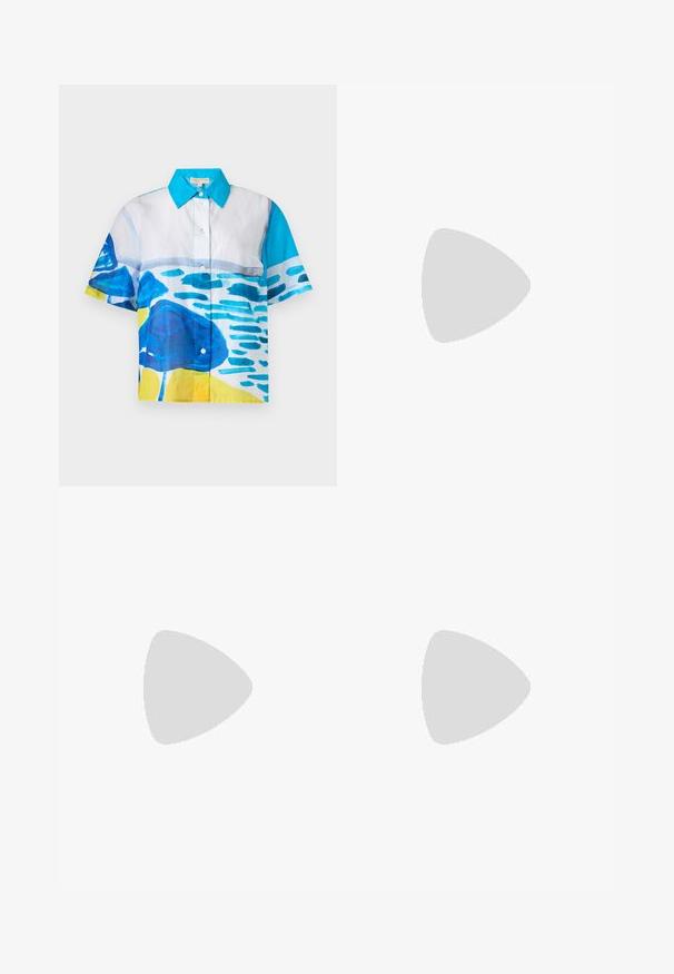 Chemise à manches courtes avec boutons, col bleu et motifs abstraits aquarelle bleus, blancs et jaunes sur le devant et les manches.; Short de bain homme bleu et blanc avec motifs abstraits horizontaux de coups de pinceau et taille élastique sur un fond uni.; Sandale tong noire en caoutchouc avec semelle texturée et brides lisses, vue de côté sur un fond gris clair uni.; Lunettes de soleil à monture carrée noire avec verres sombres et petit logo sur la branche, présentées sur un fond clair uni.