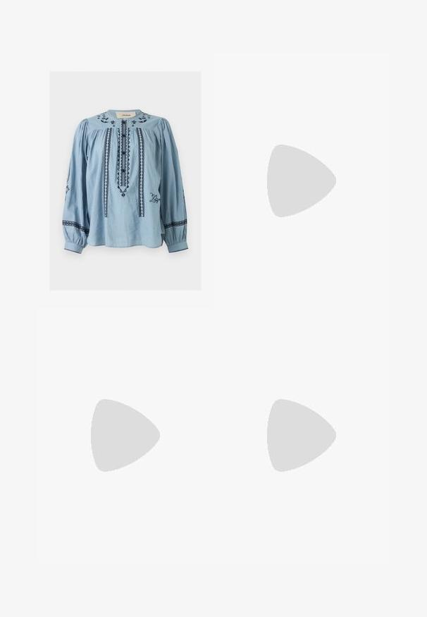 Blouse bleu clair à manches longues avec broderie géométrique noire, patte de boutonnage, épaules froncées et manches avec poignets.; Pantalon noir à jambes larges avec une taille haute et des ourlets retroussés, présenté sur un fond clair uni.; Ballerine en cuir noir avec un bout arrondi, présentant un accent en métal doré sur le bout, une texture lisse et une semelle flexible.; Petit sac pochette en cuir bordeaux avec fermoir métallique argenté et bracelet sur fond blanc.