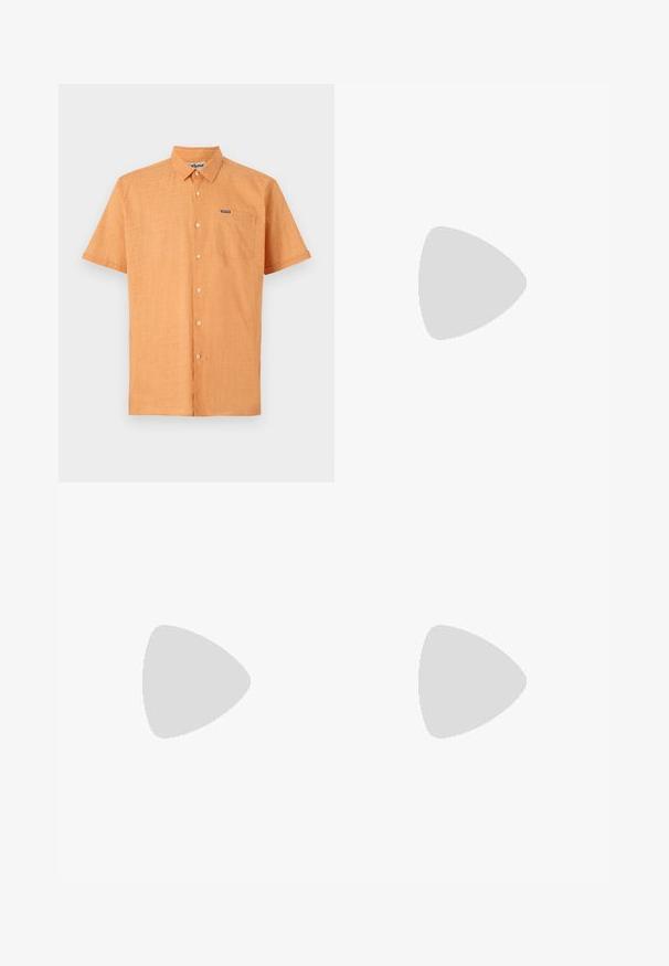 Korte mouwen oranje shirt van gestructureerde stof, met een button-down kraag en een borstzak met een merklogo.; Beige short gemaakt van gestructureerde stof met verticale strepen, een tailleband met een knoop aan de voorkant en zijzakken.; Zwarte leren herensloffen met moc toe stiksel, pennyriem, gestructureerde kraag en lage gestapelde hak op witte achtergrond.; Zwarte canvas tas met twee schouderbanden en een subtiel, ingebosseleerd cirkelvormig ontwerp aan de voorkant.