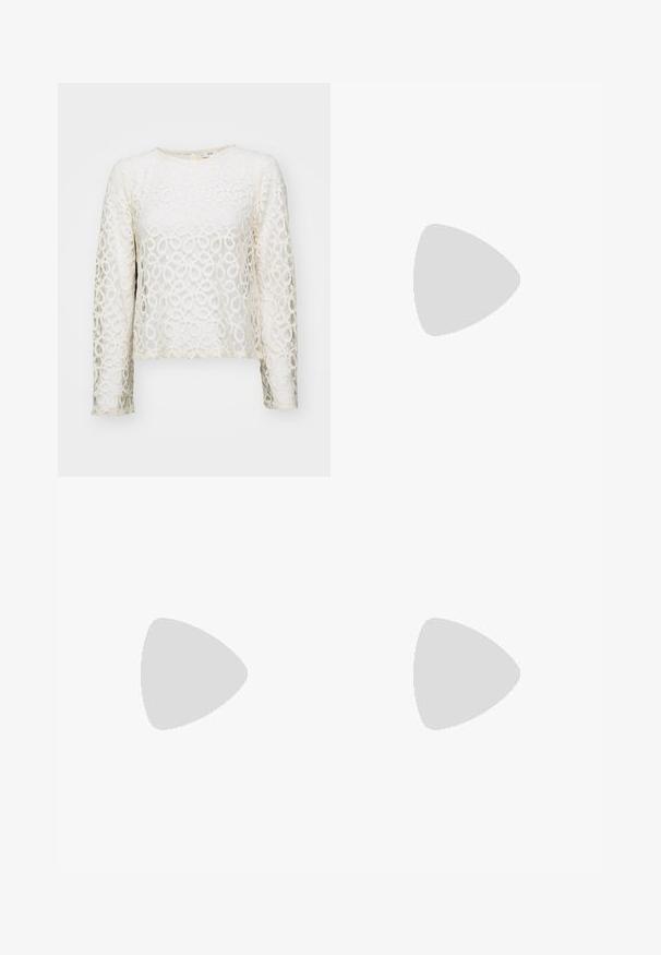 Haut à manches longues en dentelle blanc cassé avec des motifs circulaires, col rond et coupe courte. Caractéristiques d'une texture délicate et d'un éclat subtil.; Jean en denim bleu foncé avec une taille mi-haute, style cinq poches et jambes évasées, présenté à plat sur un fond blanc.; Botte blanche de style western mi-mollet avec bout pointu, talon empilé noir, coutures décoratives et languette de tirage sur la tige.; Sac à épaule en cuir marron avec une forme courbée, présentant un détail de boucle proéminent, des coutures contrastantes et une seule bandoulière.