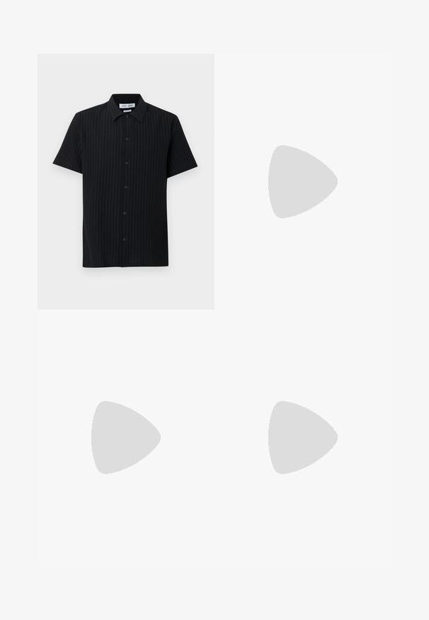 Sort kortærmet skjorte med knapper, med lodrette teksturerede striber og spids krave mod en hvid baggrund.; Hvide flared jeans lavet af denim, med en standard talje, forlommer og knaplukning. Struktureret stof med en ren finish.; Sort læder herreloafer med krokodillepræget forstykke og lav hæl, vist i profil på en neutral baggrund.; Sort canvas-tote-taske med to skulderstropper og et diskret præget cirkeldesign på fronten.
