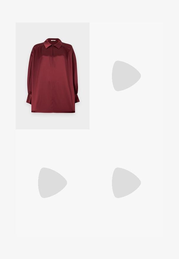 Blouse en satin bordeaux à manches longues avec col pointu, épaules plissées et poignets boutonnés sur un fond uni.; Pantalon à jambes larges en rose doux avec un motif jacquard floral subtil et une fermeture éclair à l'avant.; Chaussure plate slingback en cuir noir avec un orteil carré, dotée d'un fini verni brillant et de sangles ajustables pour un maintien sécurisé.; Sac à main marron foncé à texture crocodile avec poignée ronde en métal doré et longue bandoulière assortie sur fond blanc.