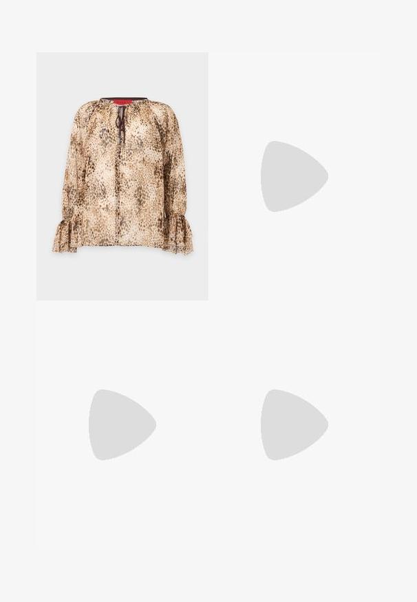 Μπεζ και καφέ μπλούζα με μακριά μανίκια και animal print, με βολάν σε μανσέτες και δεμένη λαιμόκοψη, απεικονίζεται σε απλό φόντο.; Μαύρα ψηλόμεσα καμπάνα τζιν με μπροστινές τσέπες, βρόχους για ζωνάκι και κλείσιμο με κουμπί σε λευκό φόντο.; Μαύρες δερμάτινες ψηλές γόβες slingback με σχέδιο σε μυτερή μύτη, διαθέτοντας κοψίματα μπροστά και λεπτό στιλέτο τακούνι.; Γκρι δερμάτινη τσάντα με στρογγυλεμένο σχήμα, επάνω κούμπωμα με δύο μεγάλες ασημένιες σφαίρες και μία λαβή με έναν ιμάντα.