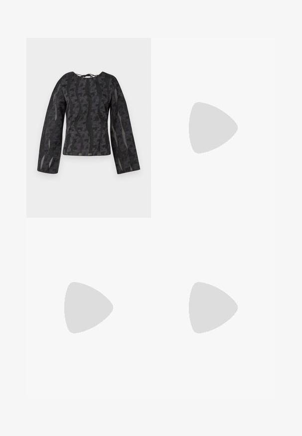 Haut noir à manches longues avec un motif texturé composé de lignes ondulées, un col rond et un détail à nouer au dos.; Jean noir évasé en denim avec un délavage, comportant cinq poches, une fermeture éclair et des coutures contrastées le long des coutures.; Sandale à talon noire Calvin Klein en forme de tongs flottant au-dessus d'une surface extérieure carrelée avec de la verdure et un mur en béton en arrière-plan.; Sac à bandoulière en cuir noir avec une longue sangle, des poches latérales et le logo Calvin Klein embossé sur le devant.