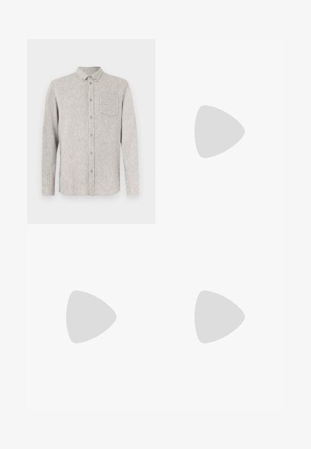 Chemise gris clair boutonnée en tissu texturé, avec un col, des manches longues et une poche poitrine unique.; Pantalon slim vert olive avec fermeture bouton et zip, passants pour ceinture et jambes fuselées sur fond clair.; Mocassins en daim marron avec un bout arrondi et une semelle noire en caoutchouc basse, présentant une sangle décorative et des détails de couture sur le dessus.; Ceinture en suède marron avec une boucle en métal argenté et des détails de coutures linéaires. La ceinture est plate et a une largeur et une forme classiques.