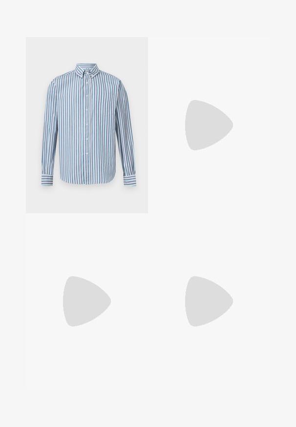 Chemise à manches longues avec boutons, présentant des rayures verticales bleues, blanches et rouges, et une poche poitrine, affichée sur un fond blanc uni.; Pantalon plissé bleu marine foncé avec fermeture par bouton et fermeture éclair, jambes droites et poches latérales sur un fond clair uni.; Mocassins en cuir marron au fini brillant, avec un détail cousu sur le devant et une semelle en caoutchouc noir à profil bas.; Ceinture en cuir marron foncé roulée avec une boucle rectangulaire argentée sur fond blanc.