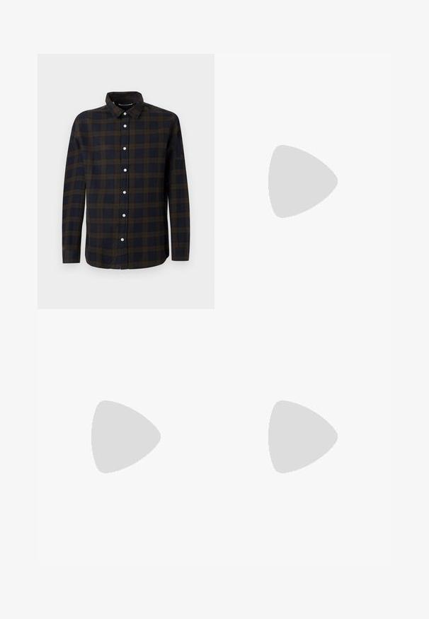 Chemise à manches longues bleu foncé avec une texture à carreaux marron. Fabriquée en tissu doux, elle présente un devant à boutons et un col classique.; Pantalon en coton beige avec une coupe droite, doté de poches latérales, de passants de ceinture et d'une fermeture à bouton à l'avant. Texture lisse, design minimaliste.; Un seul mocassin en cuir brun foncé flottant au-dessus d’un tapis texturé beige, avec un canapé beige flou en arrière-plan.; Ceinture en cuir marron avec une finition texturée, dotée d'une boucle en métal argenté et d'une seule boucle de réglage. Motif tissé près de la boucle.
