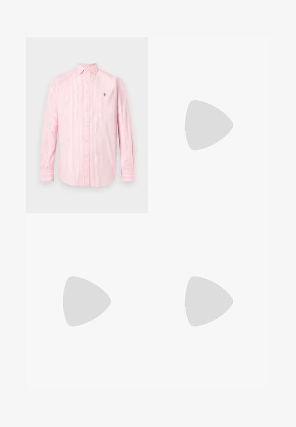 Chemise à manches longues à rayures verticales roses et blanches, avec col et petit logo brodé sur la poitrine gauche.; Jean en denim gris foncé avec une coupe droite, un design à cinq poches et des détails de couture subtils. Fabriqué en tissu riche en coton.; Mocassin en cuir noir avec détail lacé et semelle basse en caoutchouc, présenté de profil sur un fond clair uni.; Ceinture en cuir noir avec une boucle rectangulaire noire ornée d'un logo de joueur de polo en relief.