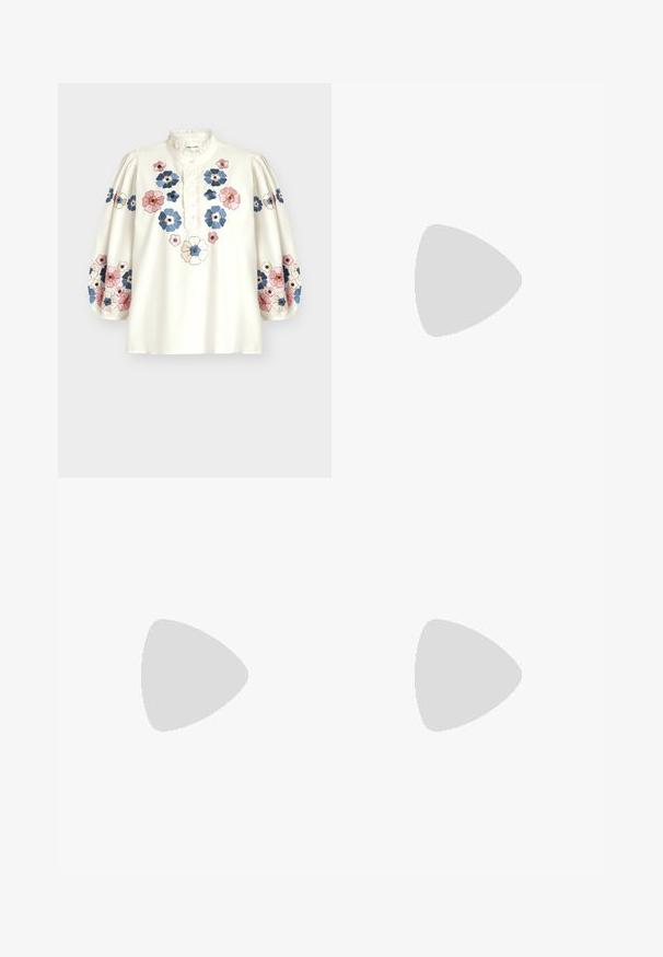Blouse blanche à manches longues avec col en dentelle et patte de boutonnage, décorée de motifs floraux brodés roses, bleus et crème sur le devant et les manches.; Jean taille haute couleur blanc cassé avec bouton à l'avant, fermeture éclair, poches avant et arrière, et coupe légèrement évasée au niveau des jambes.; Sandales à talons hauts en cuir verni bourgogne avec un bout carré, deux fines lanières et une boucle dorée décorative sur le côté.; Sac à main en simili cuir bordeaux avec une forme arrondie, des détails froncés et une anse en métal doré. Texture lisse et finition brillante.