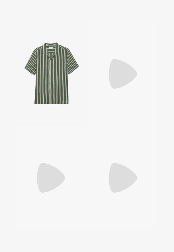 Chemise à manches courtes avec des rayures verticales vertes et blanches, design à col, cinq boutons sur le devant, en tissu tissé.; Shorts en coton blancs avec fermeture à bouton sur le devant, deux poches latérales et coupe droite. Étiquette de marque "Pier One" à la taille.; Mocassin en daim marron flottant au-dessus d'un tapis beige texturé dans un salon avec une table basse en bois et des livres empilés.; Ceinture en suède marron avec une boucle en métal argenté et des détails de coutures linéaires. La ceinture est plate et a une largeur et une forme classiques.