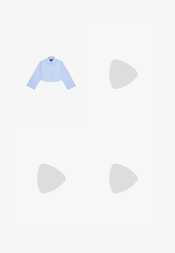 Chemise à manches longues raccourcie en tissu bleu clair, dotée d'un col classique, d'une fermeture à boutons sur le devant et d'un petit logo sur la poitrine gauche.; Pantalons de jogging noirs amples en tissu lisse. Comprend une taille élastique et des bandes latérales avec des accents de logo.; Sneakers en suede noir avec trois bandes blanches, logo doré et semelle en caoutchouc marron. Présente un design à lacets à profil bas.; Petit sac à main noir brillant avec deux longues anses et des détails à cordon sur les côtés sur un fond clair uni.