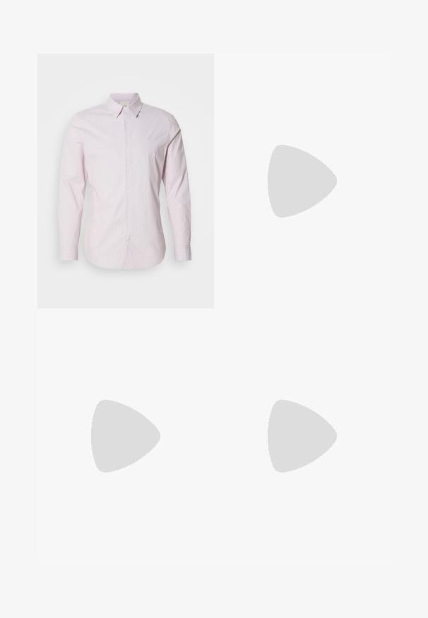 Chemise à manches longues rayée rose clair en coton, dotée d'un col boutonné et d'un petit logo sur la poitrine. Texture lisse.; Pantalons noirs en tissu lisse, avec une coupe droite, des plis à l'avant et une fermeture à bouton avec passants de ceinture.; Mocassin en cuir noir avec détail de bride grise, talon bas et semelle texturée, marqué "HUGO" en or sur le côté.; Ceinture en cuir noir enroulée avec une boucle métallique rectangulaire argentée gravée "BOSS" sur un fond gris clair.