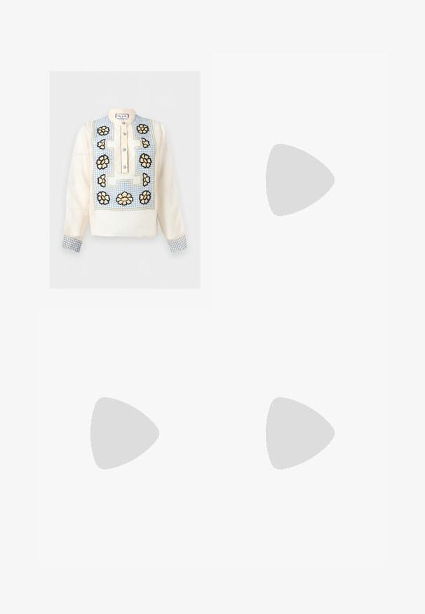 Blouse crème à manches longues avec motif à carreaux bleus, broderie florale jaune et noire sur le devant et les poignets, et boutons bleus sur une patte courte.; Pantalon ample de couleur crème avec ceinture élastique et cordon de serrage, fabriqué en tissu léger.; Chaussure plate slingback en beige clair avec une tige en maille, un bout pointu et un petit talon. Dotée d'une sangle ajustable pour un bon maintien.; Sac fourre-tout à motif vichy dans les tons bruns, avec un grand compartiment central, deux poignées et une poche frontale avec étiquette.