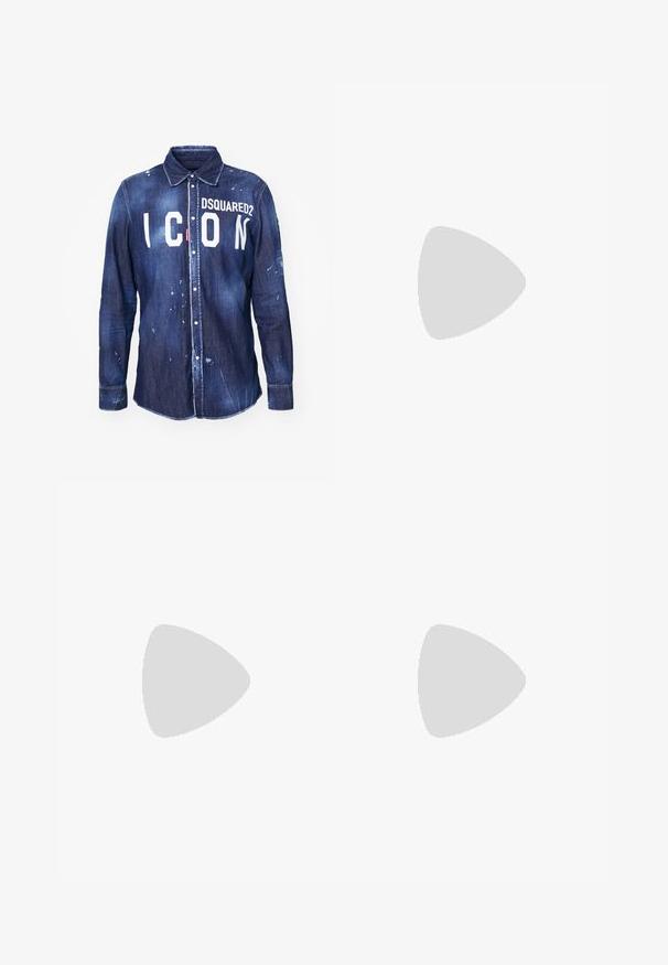 Chemise en denim bleu foncé avec le texte "ICON" en blanc et le logo "DSQUARED2". Dotée d'une fermeture à boutons, d'un col pointu et d'éclaboussures de peinture usée.; Un pantalon cargo en denim bleu clair se distingue par sa coupe large, ses grandes poches à rabat et un imprimé floral discret sur les panneaux inférieurs, accompagné d'accents en métal doré.; Mocassins en cuir noir avec un embout rond, présentant des accents en métal doré et des détails de couture, montés sur une semelle en caoutchouc texturé et basse.; Sac fourre-tout en toile grise avec deux anses et une poche avant ornée d'un motif de tête de loup cousu.