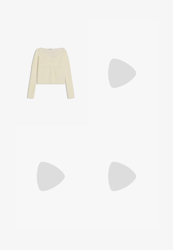 Haut en maille côtelée à manches longues de couleur crème avec bords festonnés et bordure en dentelle, présentant une silhouette ajustée et un décolleté en V.; Jean en denim bleu foncé avec une coupe droite, cinq poches et des coutures contrastantes sur fond blanc.; Mule en cuir marron foncé à talon haut avec un bout ouvert et un détail de nœud sur la bride avant.; Sac à main marron et noir avec une texture en fourrure blanche tachetée, doté d'une seule bandoulière noire, sur un fond uni.