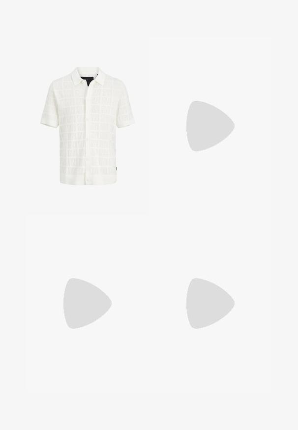 Chemise blanche à manches courtes, boutonnée, avec col et motif carré texturé sur fond uni.; Jean bleu clair taille haute jambe large, fermeture devant par bouton et zip, deux poches avant et délavage subtil sur les cuisses et les genoux.; Baskets couleur crème avec une tige en cuir lisse, bout arrondi, laçage à l'avant et semelle en caoutchouc texturée. Design minimaliste, sans logo.; Sac bandoulière en cuir marron foncé avec fermeture à rabat et sangle en tissu réglable sur fond blanc.