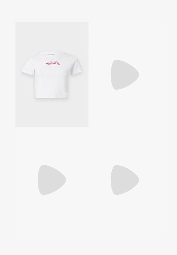 T-shirt blanc court à manches courtes avec logo rouge "Von Dutch" centré sur la poitrine sur fond uni.; Jean flare super bas en denim bleu foncé avec poches avant et arrière, fermeture à double bouton et détails décolorés sur les cuisses et les genoux.; Des sneakers blancs chunky avec un dessus en cuir lisse, un bout rond et une semelle épaisse texturée avec un logo de marque visible sur le côté.; Sac à main en cuir noir avec une fermeture éclair dorée et une bandoulière ajustable présentant des détails rectangulaires dorés sur fond blanc.