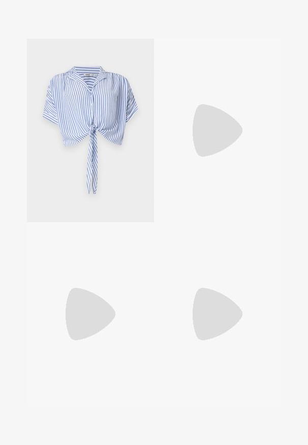 Μπλε και λευκό crop top με κάθετες ρίγες, κοντά μανίκια, κουμπιά, γιακά και φιόγκο στο μπροστινό μέρος.; Ανοιχτό μπλε τζιν μίνι φούστα με μπροστινό κουμπί και φερμουάρ, θηλάκια για ζώνη και μπροστινές τσέπες.; Πλατφόρμες σανδάλια με χοντρή σόλα, ανοιχτά μπλε λουράκια, μαύρη σόλα, κίτρινο ρέλι και δύο ασημί αγκράφες σε λευκό φόντο.; Ενα ζευγάρι ορθογώνια γυαλιά ηλίου με ανοιχτό μπλε ημιδιαφανείς σκελετούς και σκούρους γκρι φακούς, διαθέτοντας ίσιες βραχίονες και ελάχιστες λεπτομέρειες υλικών.