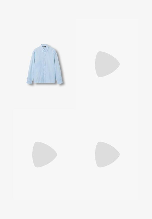 Chemise bleu clair à boutons, avec fines rayures blanches verticales, manches longues et col pointu, présentée à plat sur fond blanc.; Jean en denim noir à jambes larges avec poches avant, passants pour ceinture et fermeture par boutons, présenté sur un fond clair uni.; Mocassin en cuir noir avec un bout arrondi, un talon bas, des détails cousus et une bride sur la partie supérieure de la chaussure.; Ceinture en cuir noir avec boucle ovale argentée, bords cousus et petit logo embossé près de la pointe effilée, posée enroulée sur un fond blanc.