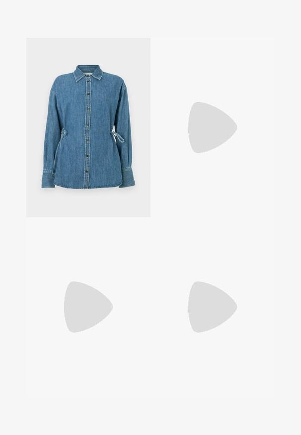Chemise en denim, bleu clair, avec une fermeture à boutons, un col et des côtés noués. Dotée de manches longues et d'une coupe décontractée. Les boutons sont en métal.; Pantalons en denim bleu clair avec des rayures verticales blanches, design à jambe droite, cinq poches et une poche cargo latérale.; Ballerine plate en cuir bordeaux avec bord supérieur élastique froncé et fine semelle noire sur fond blanc.; Sac à main en cuir marron foncé avec plis froncés, ferrures dorées et une seule bandoulière, sur un fond clair uni.