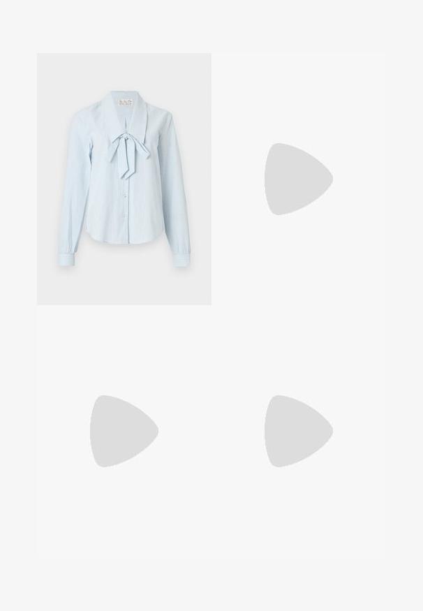 Blouse à manches longues rayée bleu clair avec un grand col et un détail noué au niveau du cou ; confectionnée dans un tissu lisse avec une fermeture à boutons sur le devant.; Pantalon noir à jambes larges, taille haute, deux poches avant à rabat avec boutons argentés, passants de ceinture et fermeture frontale à boutons.; Chaussure à talon haut en cuir noir avec un bout pointu et un talon arrondi. Texture lisse avec un design épuré et minimal.; Sac noir en tissu lisse, présentant une forme structurée, une poignée en chaîne dorée et un design géométrique minimaliste.