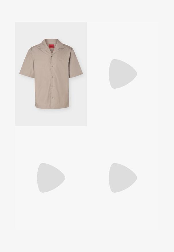 Chemise beige à manches courtes avec boutons et col campagnard, portant une étiquette rouge "HUGO" à l'intérieur du col.; Pantalons noirs à jambes droites avec une taille à bouton, passants de ceinture et pli avant, présentés sur un fond blanc uni.; Mocassin en cuir noir avec semelle en caoutchouc épaisse, dessus cousu et nom de marque embossé sur le talon, présenté de profil sur fond blanc.; Ceinture en cuir noir avec boucle rectangulaire argentée gravée "BOSS", roulée en cercle sur un fond clair uni.