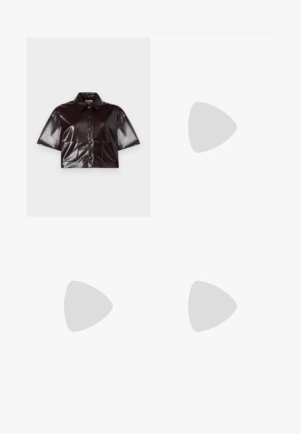 Chemise courte à manches courtes en matériau verni bourgogne foncé, dotée d'un col, de boutons sur le devant et de deux poches plaquées.; Jupe portefeuille en denim bleu foncé avec une ceinture assortie, une boucle argentée et des coutures orange visibles sur un fond clair uni.; Chaussure slingback en cuir marron foncé à texture crocodile, bout pointu, talon bas bloc et bride ajustable avec boucle dorée.; Pochette en cuir beige plissé avec un cadre en métal argenté, dotée de deux fermoirs ronds décoratifs et d'une chaîne en argent.