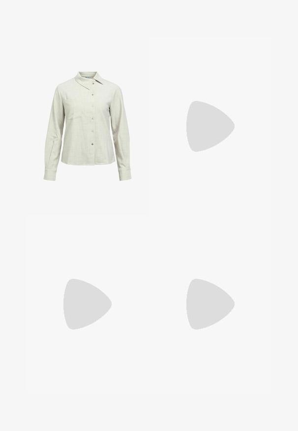 Chemise à manches longues beige clair avec boutons, col pointu et détail discret de poche poitrine sur fond blanc.; Jean en denim noir à jambe large avec un design classique à cinq poches, doté d'une fermeture à bouton et d'une texture subtile. Lignes épurées et embellissements minimalistes.; Jambes portant des leggings côtelés foncés associés à des ballerines noires avec de petits détails en nœud sur fond blanc.; Petit sac à main noir brillant avec deux longues anses et des détails à cordon sur les côtés sur un fond clair uni.