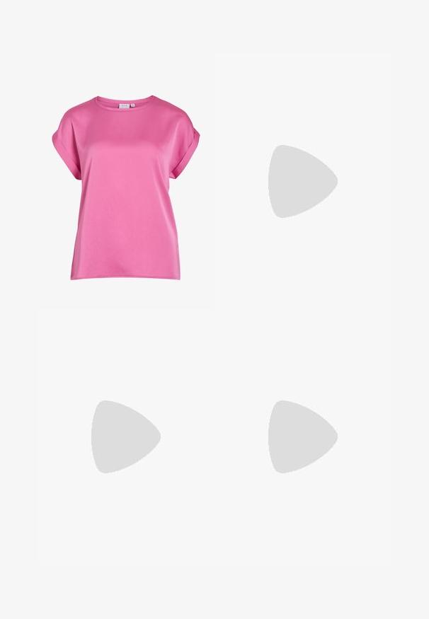 Blouse rose vif à manches courtes avec col rond et poignets pliés, en tissu lisse, présentée sur fond blanc.; Jean en denim évasé bleu foncé avec des patches usés. Comprend cinq poches et une fermeture éclair. Tissu de poids moyen avec une texture lisse.; Chaussure à talon haut noire à bout pointu avec laçage à l'avant et brides enroulées autour de la cheville nouées en nœud, vue de côté sur fond blanc.; Petit sac à main noir brillant avec deux longues anses et des détails à cordon sur les côtés sur un fond clair uni.