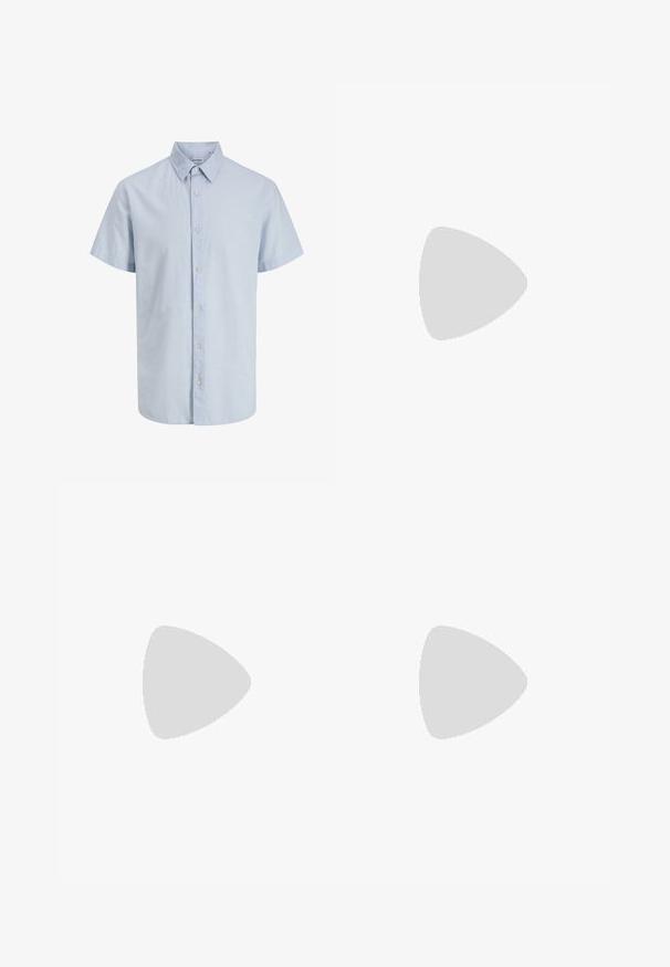 Chemise pour homme à manches courtes, bleu clair, avec col, boutons sur le devant et ourlet légèrement arrondi.; Jean beige à coupe droite avec fermeture à bouton et glissière, passants pour ceinture et poches avant sur un fond uni.; Baskets blanches avec des accents noirs et gris, présentant un embout texturé gris, une semelle en caoutchouc noir et des lacets plats blancs. Design épuré, style minimaliste.; Sac fourre-tout en toile bleue avec poche frontale et broderie rouge "O.N.S", doté de doubles poignées et d'une bandoulière réglable.
