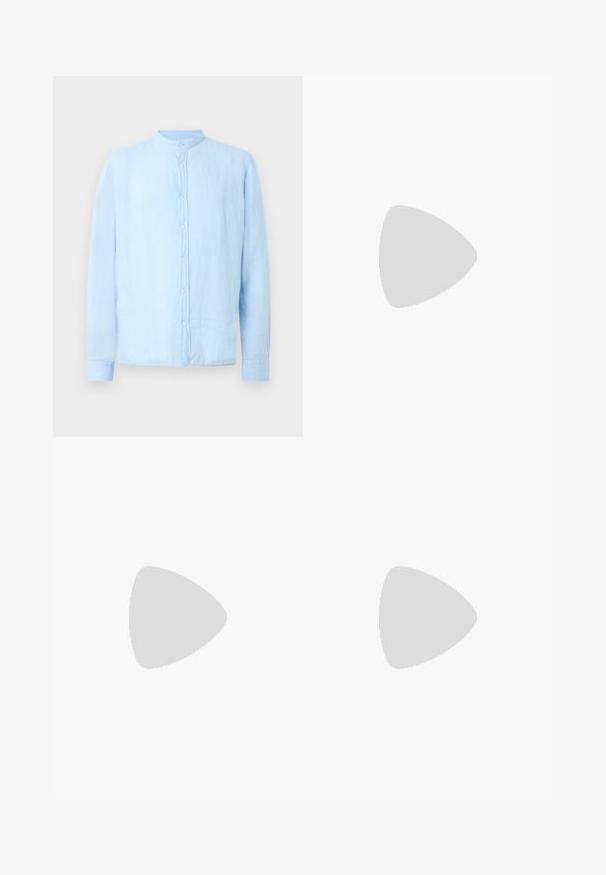 Chemise bleu clair à manches longues avec col mandarin et boutons blancs sur le devant, présentée sur un fond uni.; Short beige pour homme, longueur genou, avec passants de ceinture, poches avant, fermeture par boutons et détails visibles de couture sur fond uni.; Mocassin en cuir noir avec une semelle blanche épaisse, présenté sur un tapis beige à côté d'une table ronde de couleur ambre.; Ceinture en cuir suédé couleur fauve avec boucle rectangulaire argentée et passant en cuir, roulée sur un fond blanc.