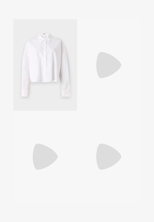 Chemise blanche courte en coton avec un col classique, un devant boutonné et des manches longues avec poignets. Texture lisse, design simple.; Jupe midi plissée en rose doux, avec une texture lisse et une taille élastique. Conçue avec des plis verticaux pour un aspect fluide.; Chaussure plate beige à bout pointu avec bride arrière, petit talon noir et finition en cuir lisse, vue de côté sur un fond uni.; Sac à bandoulière en cuir couleur crème avec fermeture à rabat, quincaillerie argentée, une bandoulière réglable et un logo discret.