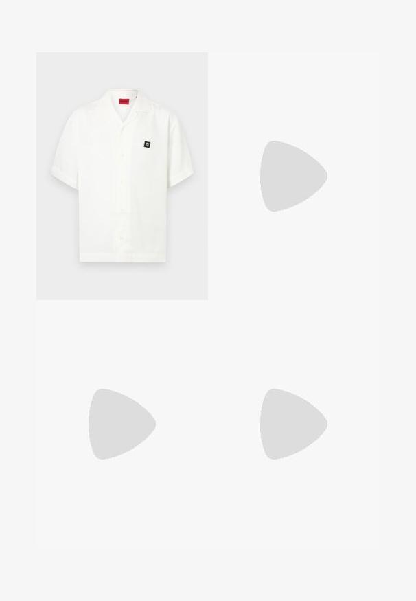 Chemise blanche à manches courtes avec col ouvert, écusson carré noir avec logo sur la poitrine et étiquette de marque rouge à l'intérieur du col.; Pantalon noir ajusté avec taille haute, jambes larges et plis marqués. Fabriqué dans un tissu lisse avec passants de ceinture et sans quincaillerie visible.; Mocassin homme en cuir noir avec couture moc toe, bride penny, col texturé et petit talon empilé sur fond blanc.; Ceinture en cuir noir enroulée avec une boucle métallique rectangulaire argentée et un détail de couture rouge près de la boucle.