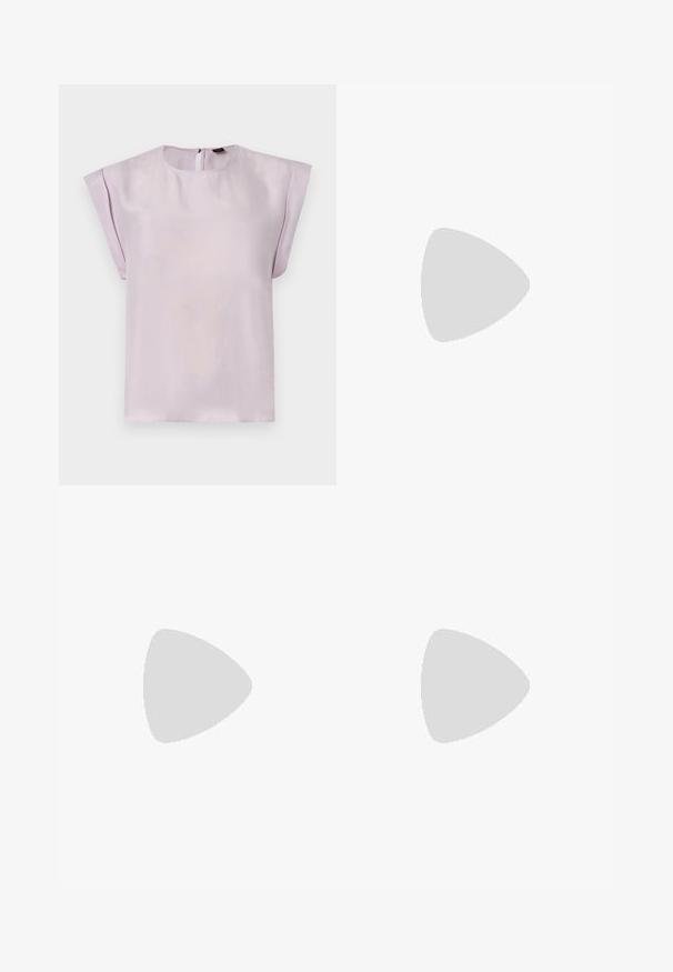 Blouse en soie lilas avec un col rond, des manches courtes drapées et une fermeture au dos en forme d'œillet. Texture douce avec un design minimaliste.; Pantalons ajustés bleu marine en tissu lisse, présentant un devant plat, des jambes droites et une subtile touche argentée à la taille.; Chaussure noire à talon haut avec bout pointu et logo doré, posée sur une surface réfléchissante près d'un organiseur de dossiers en fil chromé contenant des documents.; Sac à main en cuir noir Calvin Klein avec de longues anses, une étiquette logo à l'avant et un charme géométrique argenté suspendu à une anse.