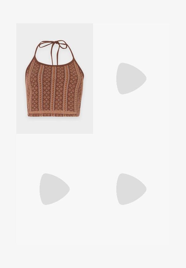 Top crop halter à motifs marron, présentant des designs géométriques avec des accents blanc cassé, des liens au cou ajustables et une finition douce et texturée.; Jupe blanche avec une taille élastique, ornée d'un motif à carreaux rouges sur un côté. Tissu léger avec une texture lisse.; Jambes portant des chaussettes blanches et des baskets Adidas Gazelle noires avec des bandes blanches et des semelles épaisses marron sur un sol recouvert de moquette grise.; Sac beige texturé de forme arrondie, avec un bord effiloché tout le long des bords et une courte sangle pour le porter. Ouverture zippée en haut.
