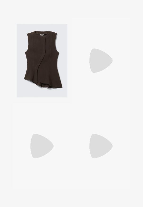 Haut sans manches en tissu marron foncé ; présente un design drapé avec un ourlet asymétrique et une texture lisse. Étiquette de marque visible à l'intérieur du col.; Jupe noire en tissu léger avec une taille froncée. Elle présente un motif de petits pois blancs sur l'ensemble du tissu.; Jambes portant des leggings côtelés foncés associés à des ballerines noires avec de petits détails en nœud sur fond blanc.; Petit sac à main noir brillant avec deux longues anses et des détails à cordon sur les côtés sur un fond clair uni.