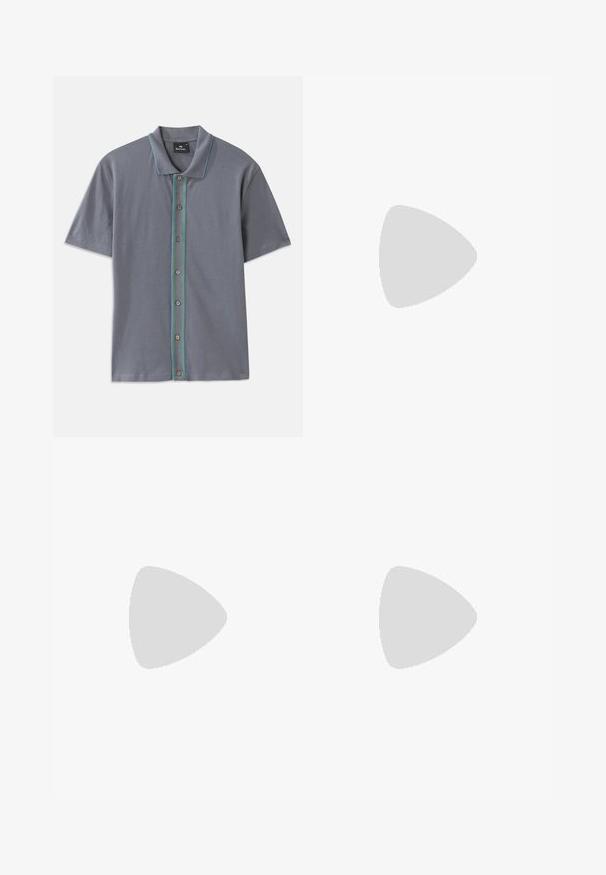 Polo gris à manches courtes avec une bande contrastante bleue et verte le long de la patte de boutonnage et cinq boutons marron. Texture de tissu douce.; Pantalons bleu marine, amples, en tissu doux avec une taille élastique et un cordon de serrage ajustable. Jambes droites, sans poches.; Baskets basses blanches avec un onglet de talon gris, des lacets blancs et une semelle texturée, présentées sur un fond uni clair.; Sac bandoulière en cuir marron clair avec sangle réglable et fermeture éclair, présenté sur un fond clair uni.