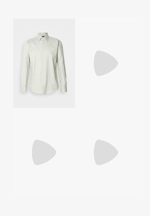 Camisa de manga larga verde claro con cuello estructurado, textura lisa y tapeta frontal con botones blancos.; Pantalones de pana azul marino con una textura suave, que presentan pliegues, una cinturilla alta y una pierna entallada, diseñados para un ajuste a medida.; Mocasín de cuero negro con un diseño elegante, que presenta una banda texturizada y un acabado suave. Colocado sobre un fondo claro y suave.; Bolso bandolera rectangular negro con correa ajustable y logo BOSS en la parte delantera, sobre un fondo claro liso.