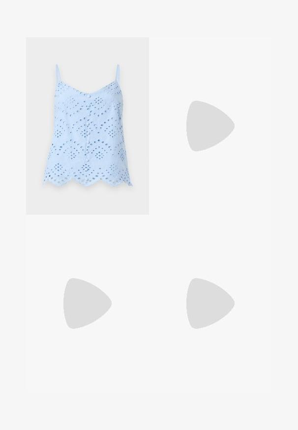 Top sin mangas de color azul claro con bordado de ojal, dobladillo con motivos en forma de onda y botones decorativos. Material de algodón suave con una textura delicada.; Pantalones cortos de mezclilla azul claro con un dobladillo ligeramente desgastado, diseño de cinco bolsillos y cierre de botón. Textura sutilmente desvaída en toda la prenda.; Zapatilla de lona blanca de caña alta con cordones blancos, ojales metálicos, suela gruesa de goma y puntera texturizada, mirando hacia la izquierda sobre un fondo blanco.; Bolsa de hombro acolchada de color verde con una textura suave, forma rectangular, correa única y cierre de cremallera en tono dorado. Presenta un patrón acolchado.