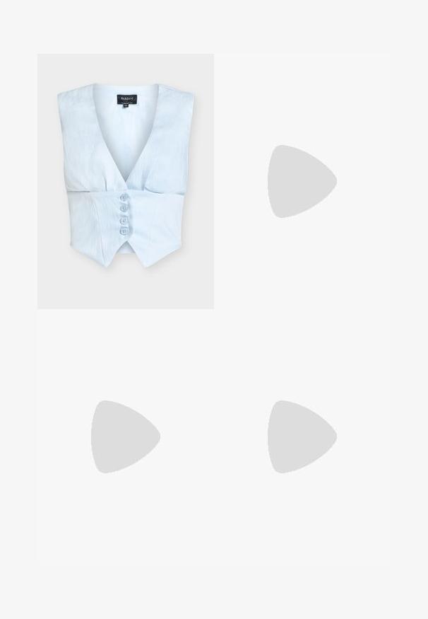 Veste sans manches bleu clair avec un col en V profond, quatre boutons sur le devant, taille cintrée, et étiquette de marque Bardot à l'intérieur du col.; Pantalons en denim beige clair à jambes larges, taille haute, avec cinq poches et une fermeture à bouton à l'avant. Texture lisse, détails de couture minimalistes.; Chaussure plate en cuir noir à bout pointu avec talon bas et finition lisse, vue de côté sur un fond gris clair.; Sac à main en cuir bleu marine doux avec fermeture à boucle argentée, une seule bandoulière, et une chaîne de poignet amovible sur fond blanc.