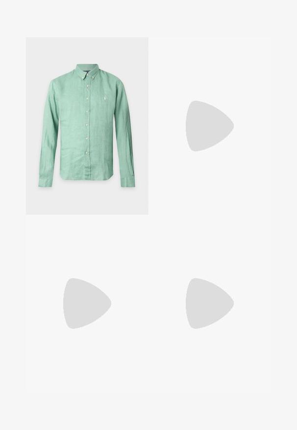 Lys grønn langermet skjorte med knapper, knappet ned krage og liten hvit brodert logo på venstre bryst.; Beige bomullsbukser med rette ben, beltestropper, knapp foran, glidelås og sidelommer.; Beige semsket lave sneakers med hvite lisser, hvit skinn detalj med svart hestelogo og brun gummisåle.; Brunt lærbelte med messingspenne, sydd kant og preget logo på tuppen, liggende sammenrullet på hvit bakgrunn.