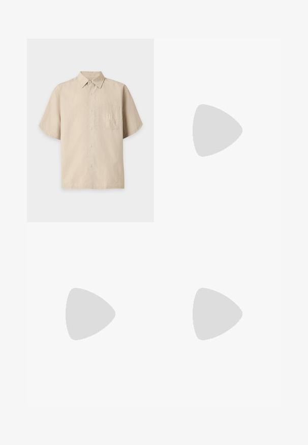 Chemise beige à manches courtes, boutonnée, avec col et poche avant affichant le logo GAP brodé.; Pantalon beige droit avec une ceinture en tissu rayée comportant un détail de boucle en cuir, présenté sur un fond uni.; Baskets basses blanches avec un onglet de talon gris, des lacets blancs et une semelle texturée, présentées sur un fond uni clair.; Sac bandoulière rectangulaire marron avec poche zippée à l'avant, sangle réglable embossée du nom de la marque, et logo métallique au centre supérieur.