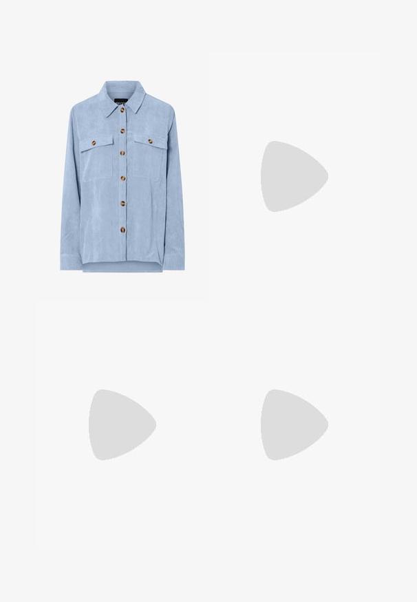 Chemise en velours côtelé bleu clair à boutons, manches longues, deux poches poitrine avec rabats à boutons, et col classique.; Jupe trapèze en denim bleu foncé avec fentes latérales et surpiqûres apparentes le long de l'ourlet et des coutures, présentée sur un fond clair uni.; Botte en cuir marron hauteur genou avec un bout rond et un talon empilé. Présente une texture lisse et des coutures latérales.; Sac à main bordeaux en matériau brillant, de forme rectangulaire, avec deux anses et des accents légèrement courbés à l'avant.