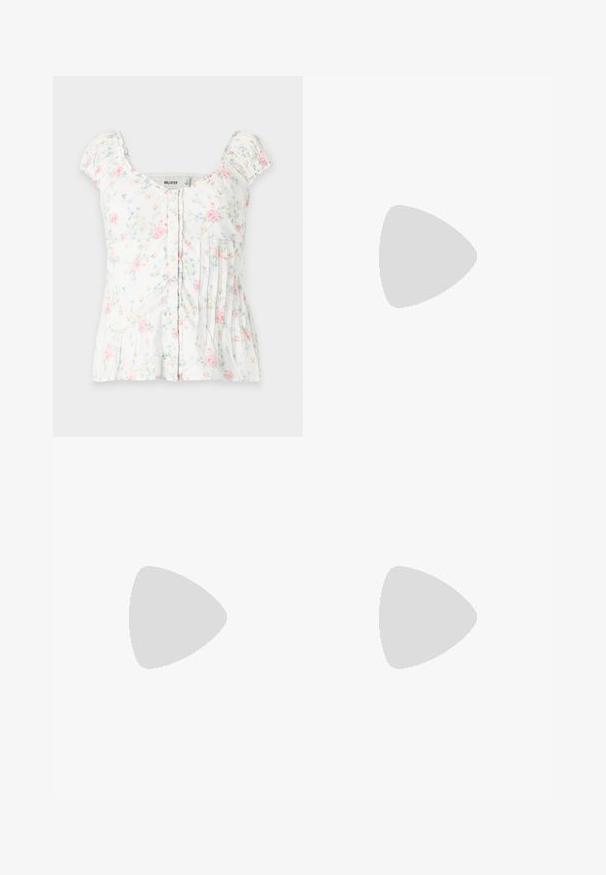 Blouse blanche à manches courtes avec motif floral rose et bleu, fermeture boutonnée devant, encolure carrée et détails plissés sur fond blanc.; Jupe midi blanche à volants avec panneaux alternés unis et en dentelle à œillets, avec un léger volant aux coutures.; Jambes portant des leggings côtelés foncés associés à des ballerines noires avec de petits détails en nœud sur fond blanc.; Petit sac à main noir brillant avec deux longues anses et des détails à cordon sur les côtés sur un fond clair uni.