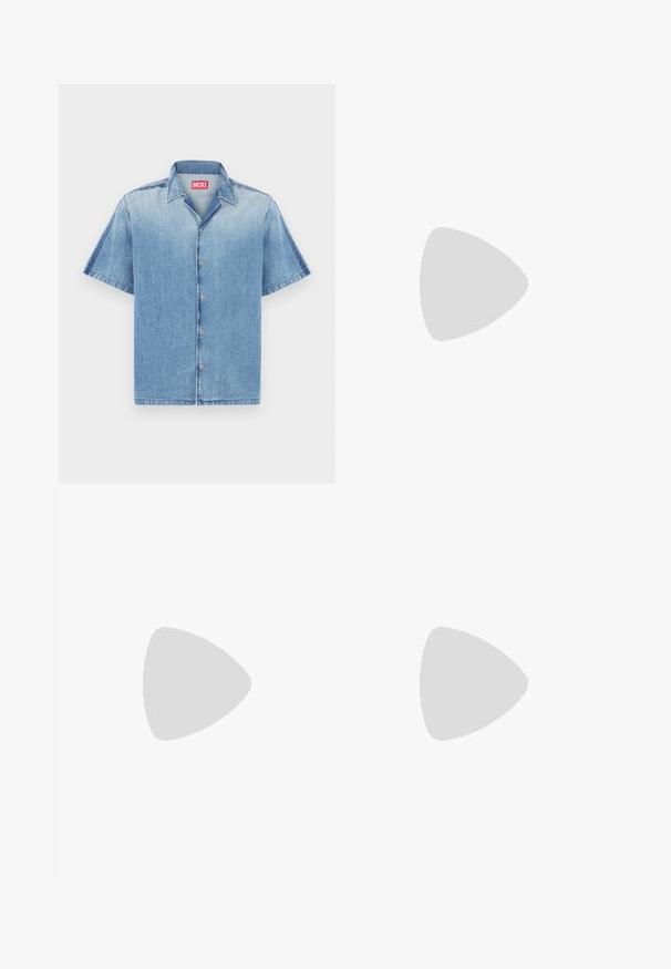 Chemise en jean à manches courtes bleu clair avec bords effilochés, boutons sur le devant et col pointu. Présente une étiquette de marque rouge au niveau du cou.; Jean en denim bleu à coupe slim, avec un léger délavage, des zones usées, et un design classique à cinq poches incluant une petite étiquette logo.; Baskets en toile avec un dessus blanc, des accents en caoutchouc rouge et un design texturé. Elles présentent une tête arrondie et cinq œillets pour les lacets.; Ceinture en cuir noir avec une boucle rectangulaire argentée portant le texte gravé "Diesel Industry Denim Division" sur un fond clair à rayures.