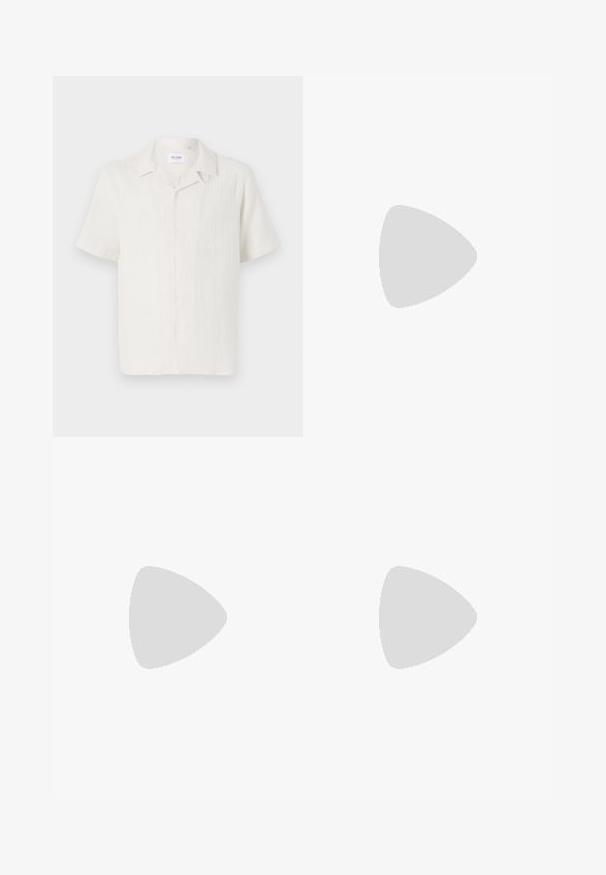 Chemise à manches courtes, couleur crème clair, avec un motif texturé subtil et un design de col classique.; Shorts beige clair avec des rayures verticales de nuances variées. Équipés d'une taille élastique et d'un cordon de serrage pour un ajustement. Tissu doux et texturé.; Baskets beiges avec une finition texturée, bandes navy et semelle en caoutchouc. Équipées d'une languette rembourrée et d'un système de laçage traditionnel pour un maintien sécurisé.; Petit sac bandoulière beige avec poche avant zippée, logo métallique ALDO, sangle large ajustable et forme rectangulaire arrondie sur fond blanc.