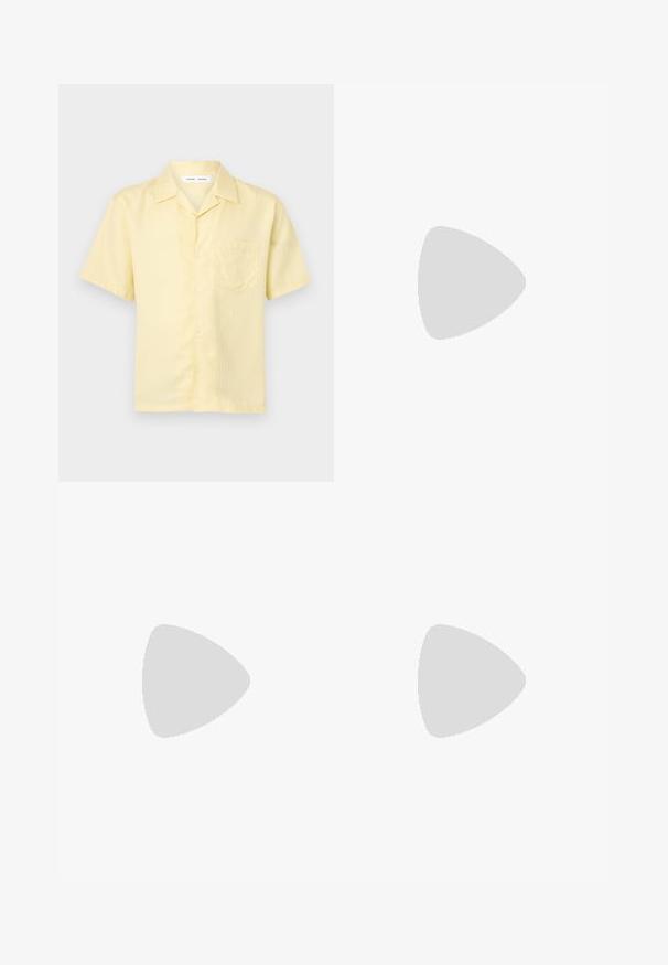 Chemise à manches courtes jaune clair avec boutons, poche poitrine et col camp, présentée sur un fond blanc uni.; Pantalon formel beige clair à jambes droites, fermeture avec bouton et fermeture éclair, passants pour ceinture, présenté sur un fond blanc.; Mocassin pour homme en cuir noir avec un design moc-toe, une lanière à monnaie et un talon bas sur un fond neutre.; Ceinture en cuir noir enroulée avec une boucle noire mate rectangulaire et un logo embossé discret sur fond blanc.